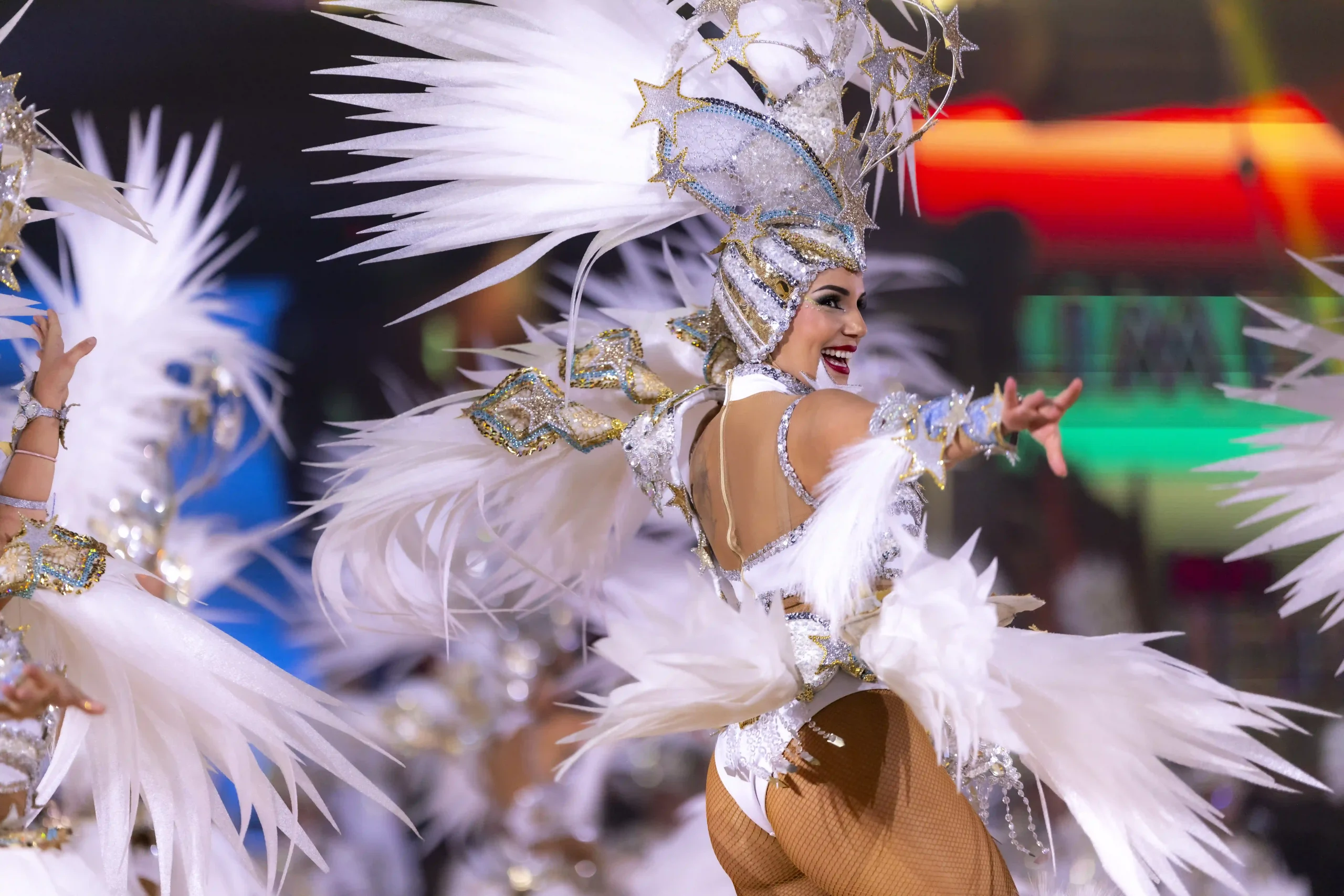 Coso Apoteosis desfile principal Carnaval de Tenerife 2026 con carroza de la Reina, comparsas, bailarines y confeti en la Avenida Marítima