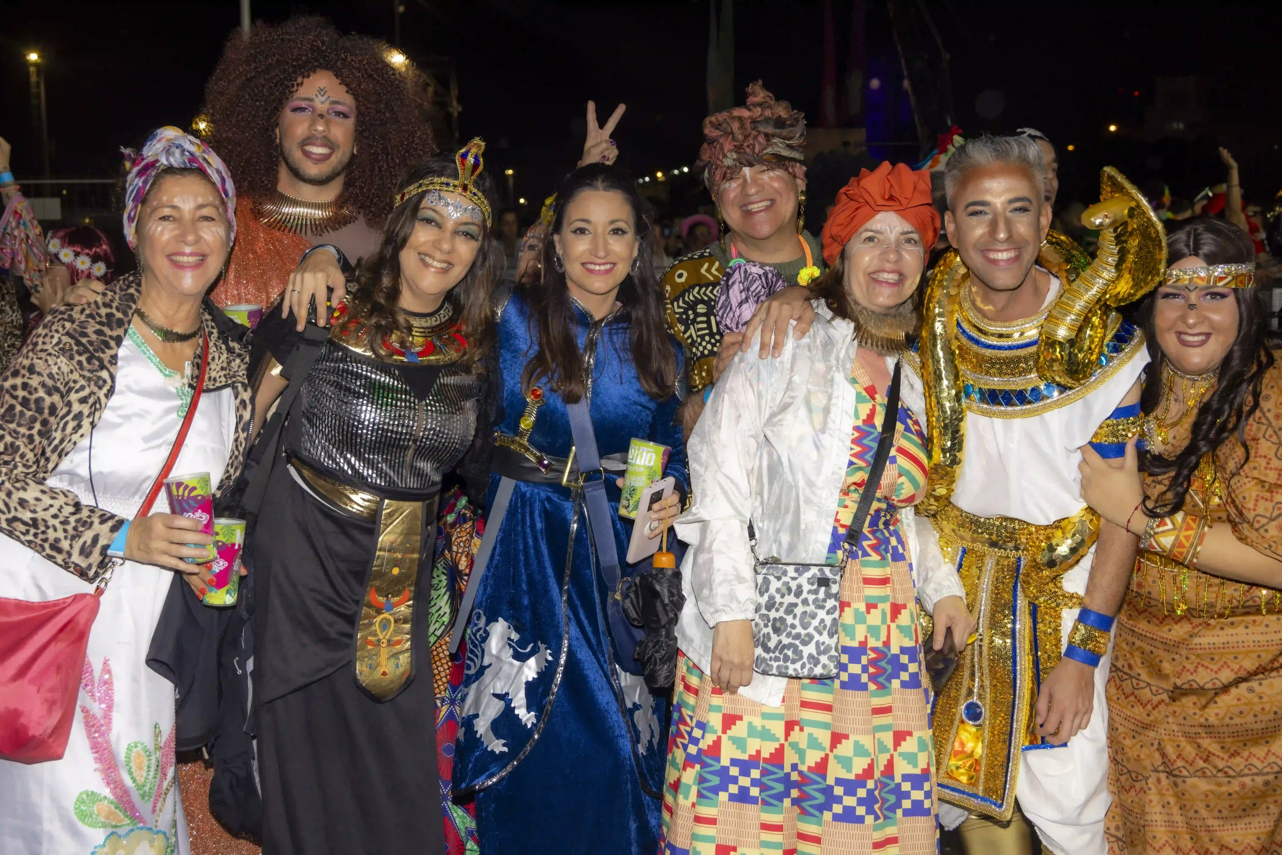 Coso Apoteosis desfile principal Carnaval de Tenerife 2026 con carroza de la Reina, comparsas, bailarines y confeti en la Avenida Marítima