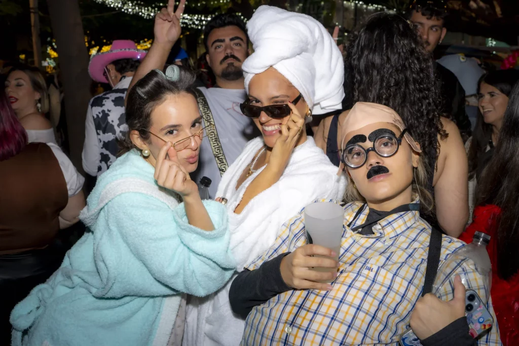 Fiesta callejera del Carnaval de Tenerife 2026 con trajes coloridos y multitudes bailando en la Plaza de España de Santa Cruz