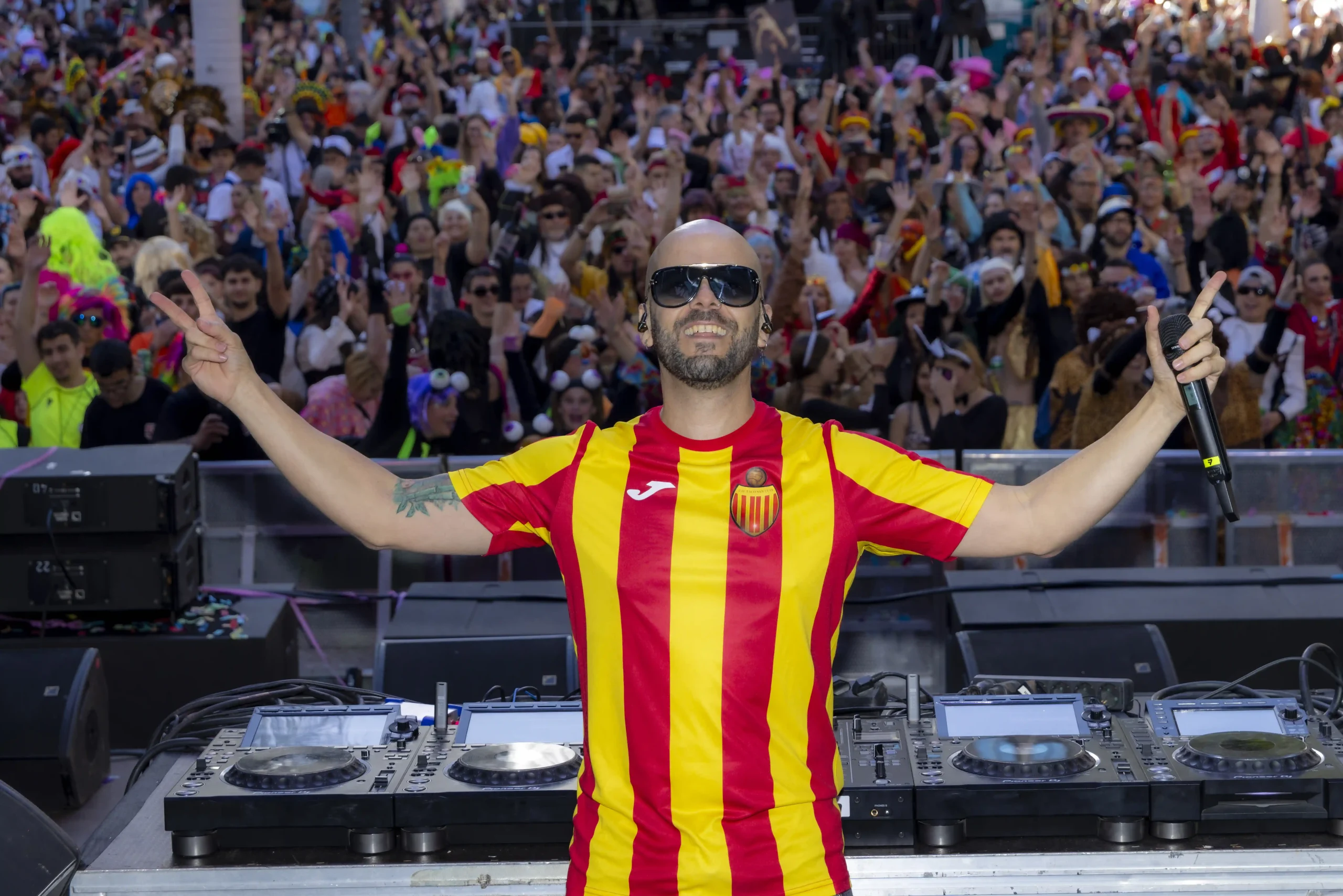 Fiesta callejera del Carnaval de Tenerife 2026 con trajes coloridos y multitudes bailando en la Plaza de España de Santa Cruz