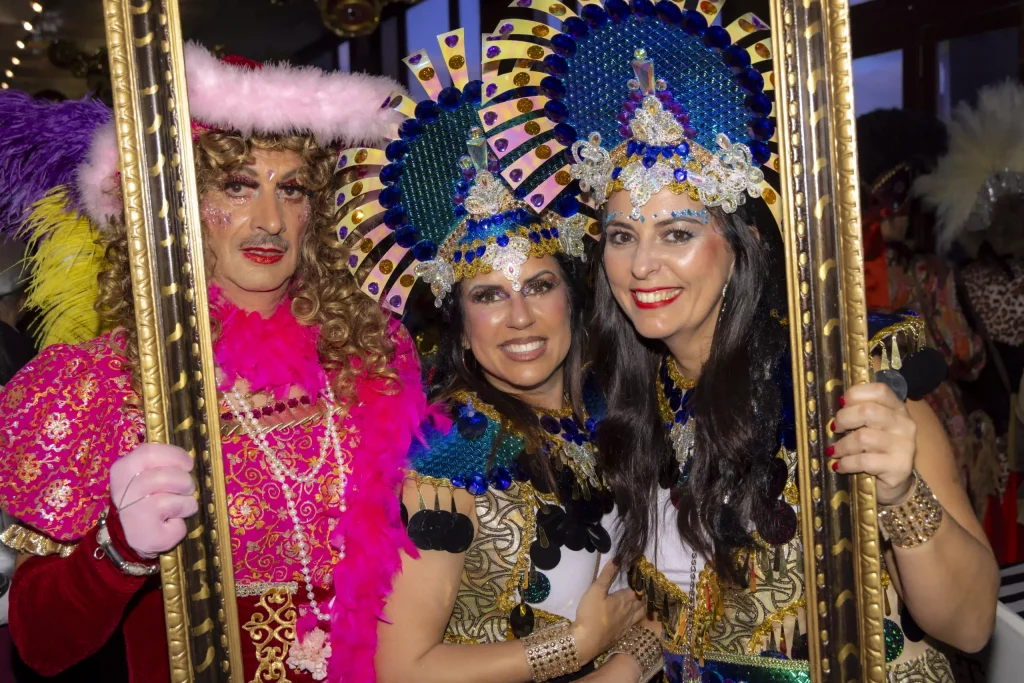 El Carnaval de Tenerife transforma Santa Cruz en la fiesta callejera más grande de Europa cada febrero.