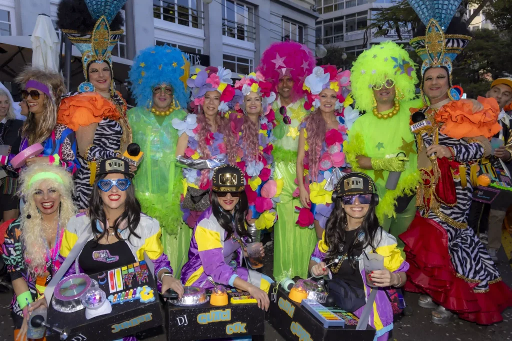 El Carnaval de Tenerife transforma Santa Cruz en la fiesta callejera más grande de Europa cada febrero.
