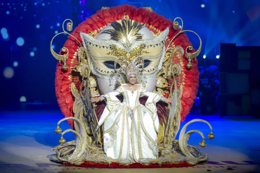 Candidata a Reina del Carnaval de Tenerife luciendo un impresionante traje elaborado de 80 kg en la elección de la Gran Gala 2026