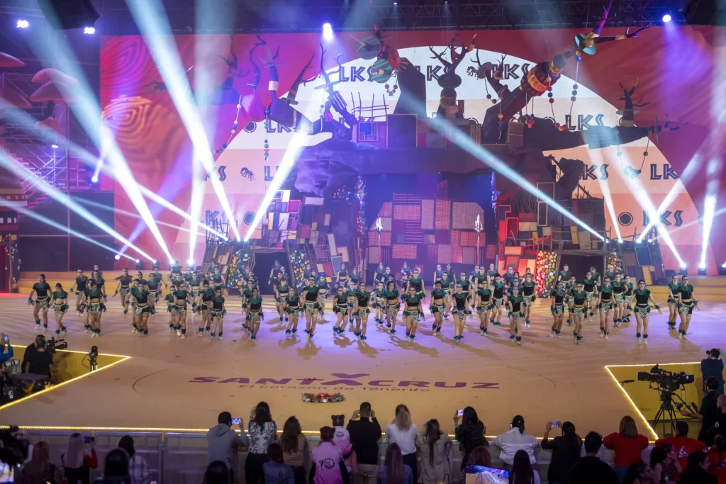 Comparsas de baile con trajes de plumas, tambores de batucada y baile al estilo brasileño en el Carnaval de Tenerife 2026.