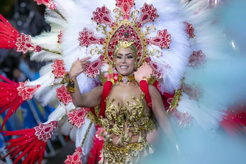 Candidata a Reina del Carnaval de Tenerife luciendo un impresionante traje elaborado de 80 kg en la elección de la Gran Gala 2026