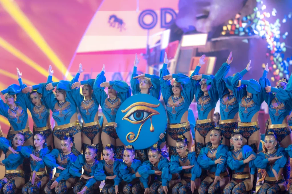 Comparsas de baile con trajes de plumas, tambores de batucada y baile al estilo brasileño en el Carnaval de Tenerife 2026.