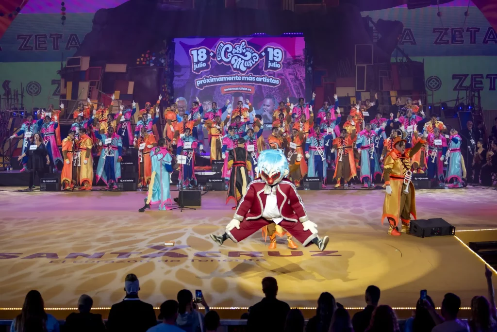 El Carnaval de Tenerife transforma Santa Cruz en la fiesta callejera más grande de Europa cada febrero.