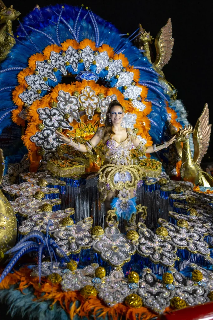 Candidata a Reina del Carnaval de Tenerife luciendo un impresionante traje elaborado de 80 kg en la elección de la Gran Gala 2026