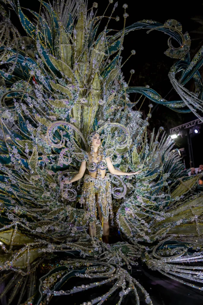 Candidata a Reina del Carnaval de Tenerife luciendo un impresionante traje elaborado de 80 kg en la elección de la Gran Gala 2026