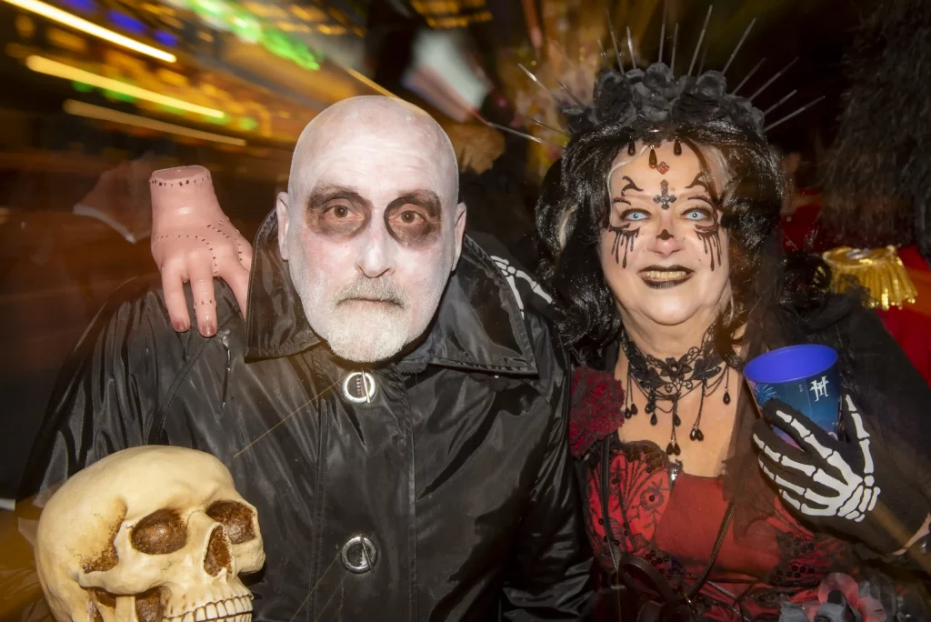 Fiesta callejera del Carnaval de Tenerife 2026 con trajes coloridos y multitudes bailando en la Plaza de España de Santa Cruz