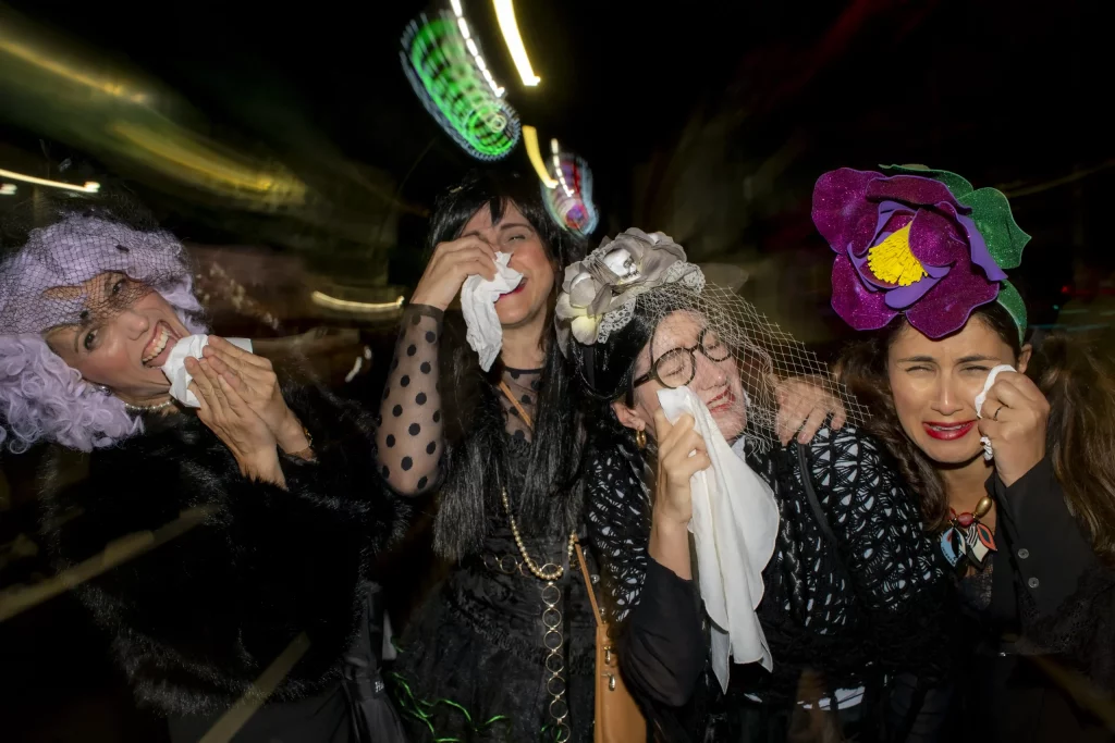 Ceremonia del Entierro de la Sardina en el Carnaval de Tenerife 2026 con dolientes vestidos de viudas siguiendo el gigantesco float de sardina.
