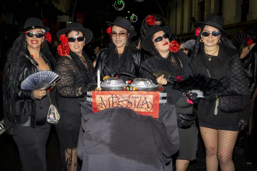 Ceremonia del Entierro de la Sardina en el Carnaval de Tenerife 2026 con dolientes vestidos de viudas siguiendo el gigantesco float de sardina.