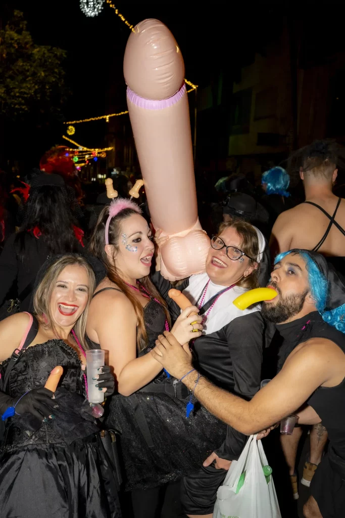Ceremonia del Entierro de la Sardina en el Carnaval de Tenerife 2026 con dolientes vestidos de viudas siguiendo el gigantesco float de sardina.