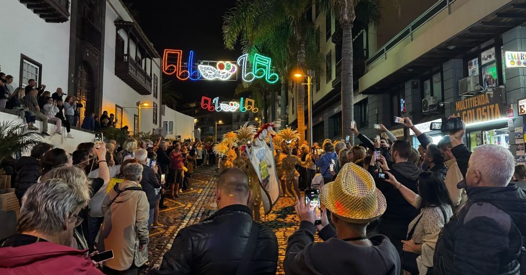 Des foules regardant le défilé du Gran Coso avec des chars colorés et des costumes sur le thème mexicain à Puerto de la Cruz.
