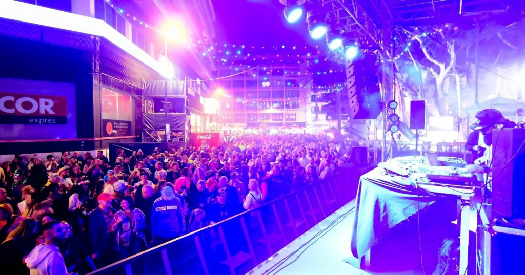 Fête de rue avec des batucadas et des comparsas se produisant le long des rues pavées à Puerto de la Cruz