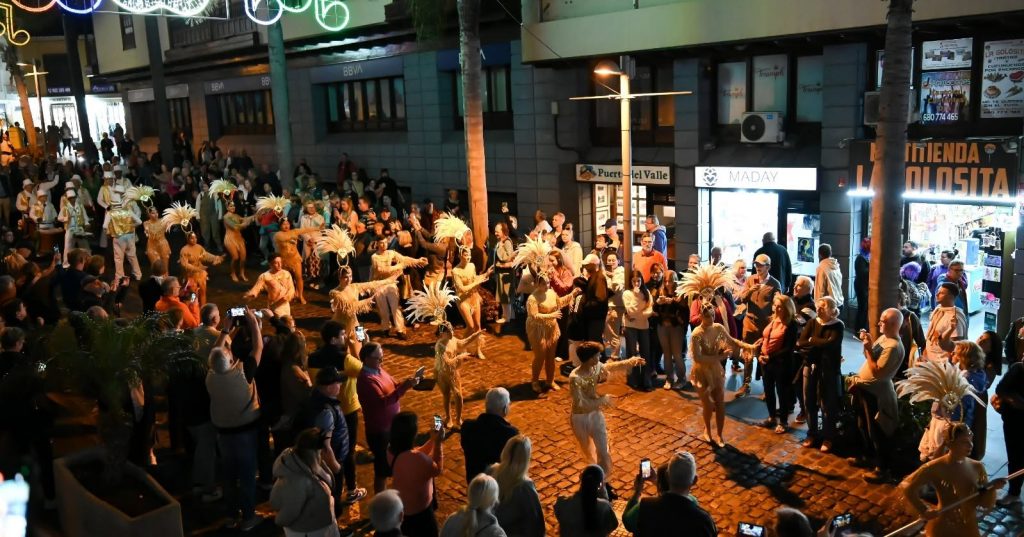 Des foules regardant le défilé du Gran Coso avec des chars colorés et des costumes sur le thème mexicain à Puerto de la Cruz.