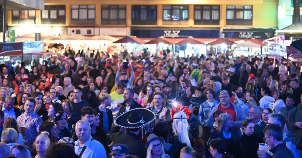 Foule au carnaval à Puerto de la Cruz avec des chars colorés et des costumes sur le thème mexicain.