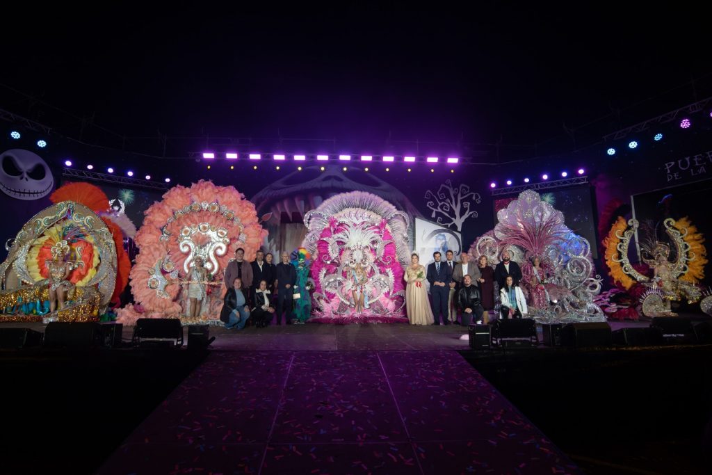 Reines de carnaval en costumes thématiques élaborés lors du défilé Gran Coso Apoteosis à Tenerife