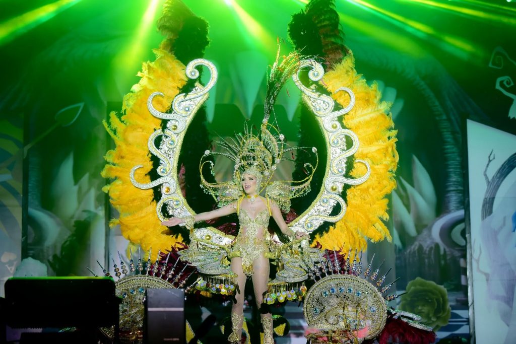 Reines de carnaval en costumes thématiques élaborés lors du défilé Gran Coso Apoteosis à Tenerife