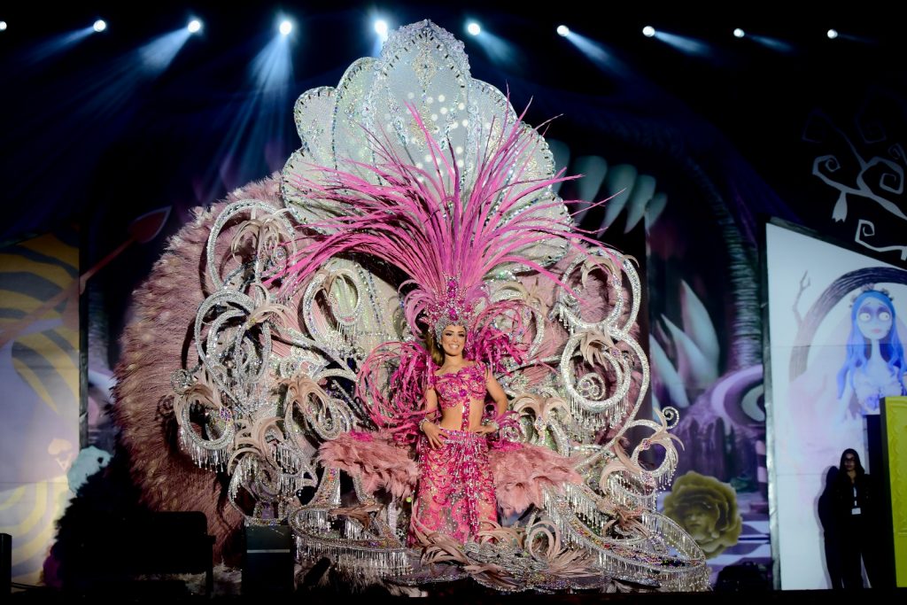 Reines de carnaval en costumes thématiques élaborés lors du défilé Gran Coso Apoteosis à Tenerife