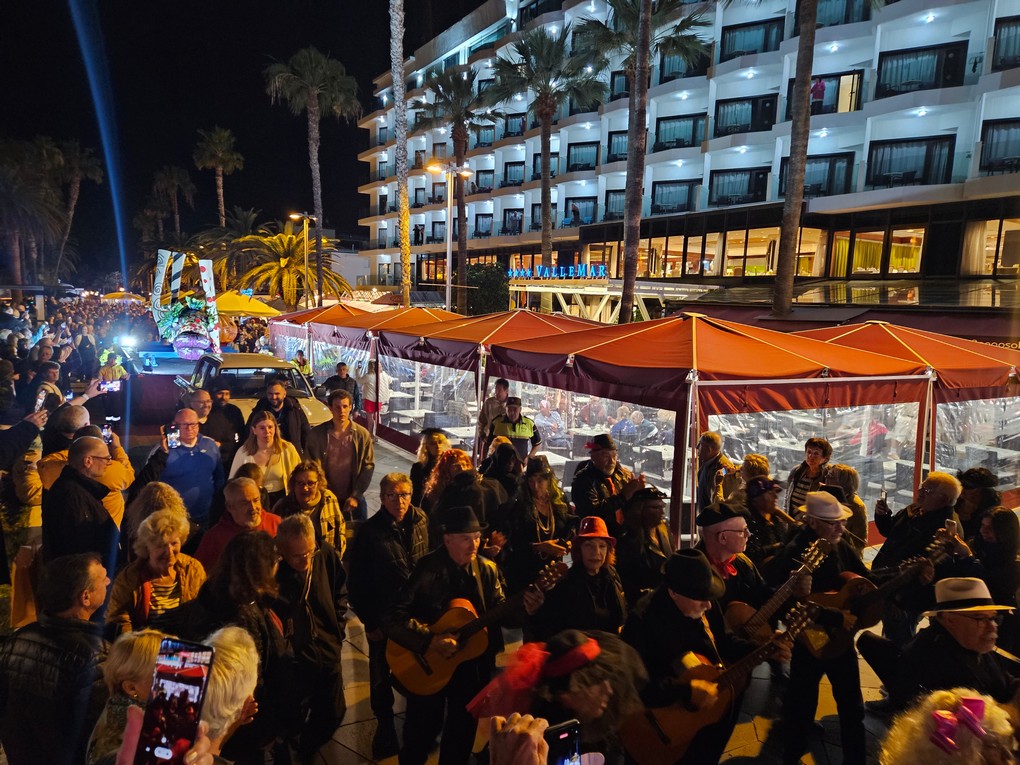 Géante sardine en papier mâché brûlée au Muelle Pesquero pendant la tradition carnavalesque de l'Entierro de la Sardina