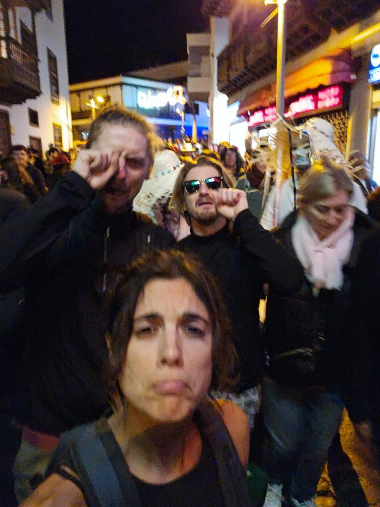 Géante sardine en papier mâché brûlée au Muelle Pesquero pendant la tradition carnavalesque de l'Entierro de la Sardina