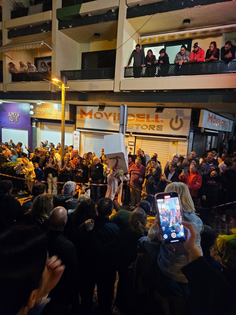 Des hommes courant en talons aiguilles lors de l'événement carnavalesque Mascarita Ponte Tacón à Puerto de la Cruz.