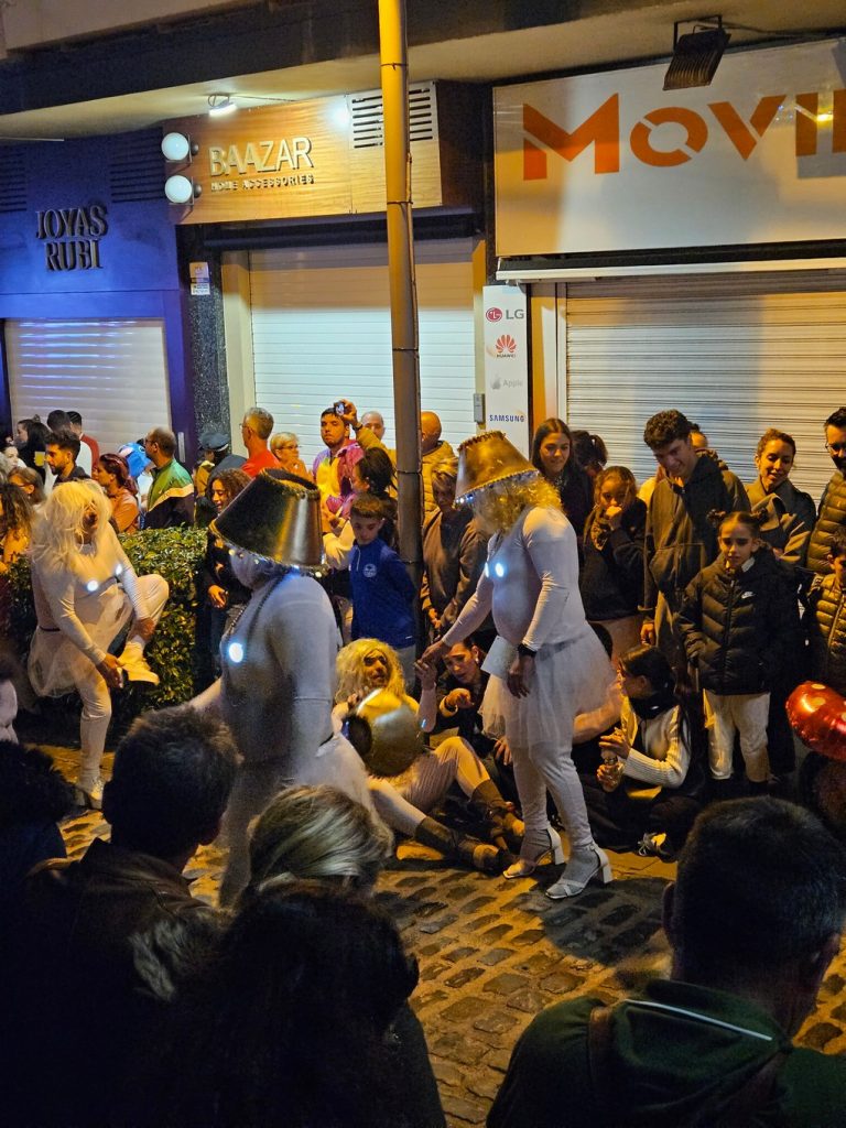 Des hommes courant en talons aiguilles lors de l'événement carnavalesque Mascarita Ponte Tacón à Puerto de la Cruz.