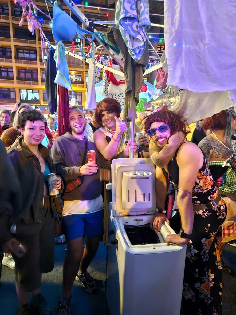 Des hommes courant en talons aiguilles lors de l'événement carnavalesque Mascarita Ponte Tacón à Puerto de la Cruz.