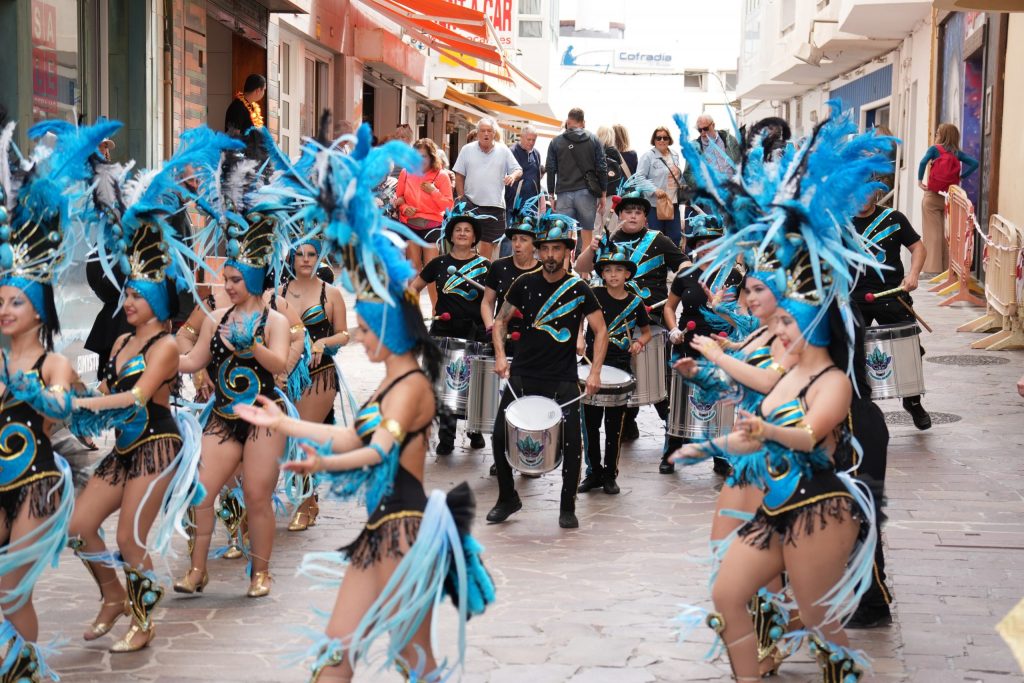 Piazza El Médano fronte mare piena di festaioli, costa sud di Tenerife