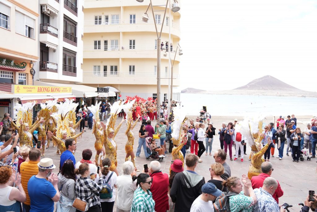 Carnaval della spiaggia di El Médano 2026, folla che balla in Plaza de El Médano, Tenerife