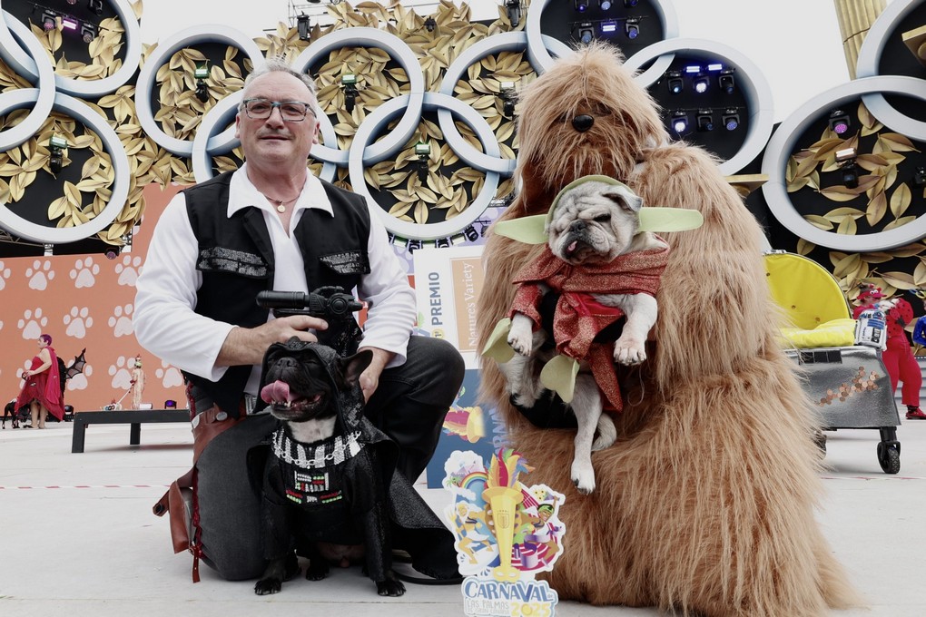 Carnevale dei cani Las Palmas 2026: cani e proprietari in costumi coordinati stile Las Vegas