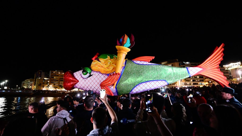 Cerimonia della sepoltura della sardina al carnevale di Las Palmas 2026, persone in costumi da vedova nera