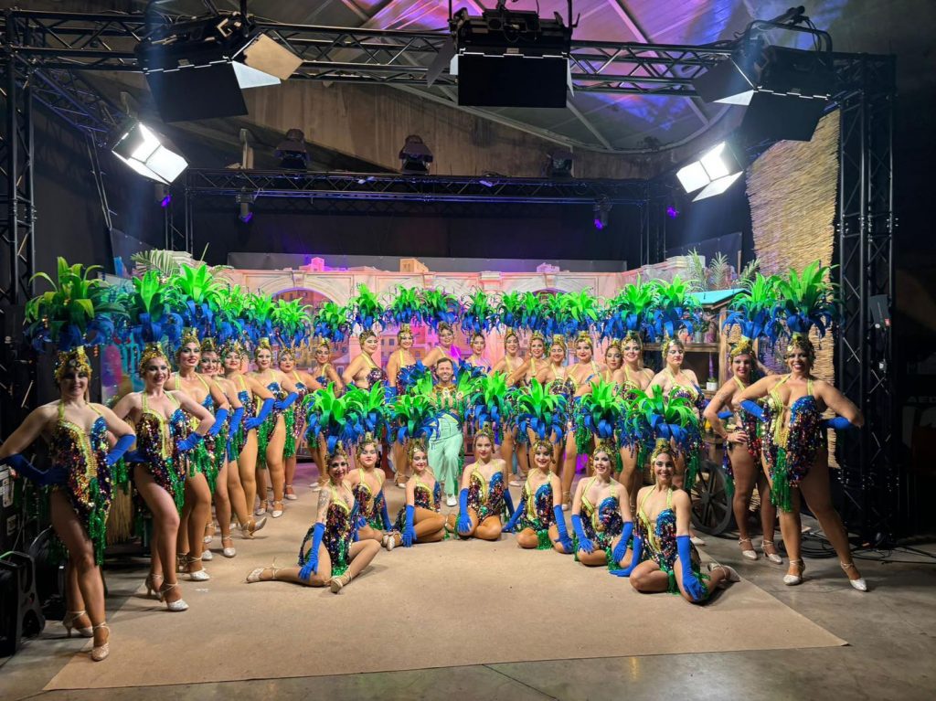 Des foules regardant le défilé du Gran Coso avec des chars colorés et des costumes sur le thème mexicain à Puerto de la Cruz.