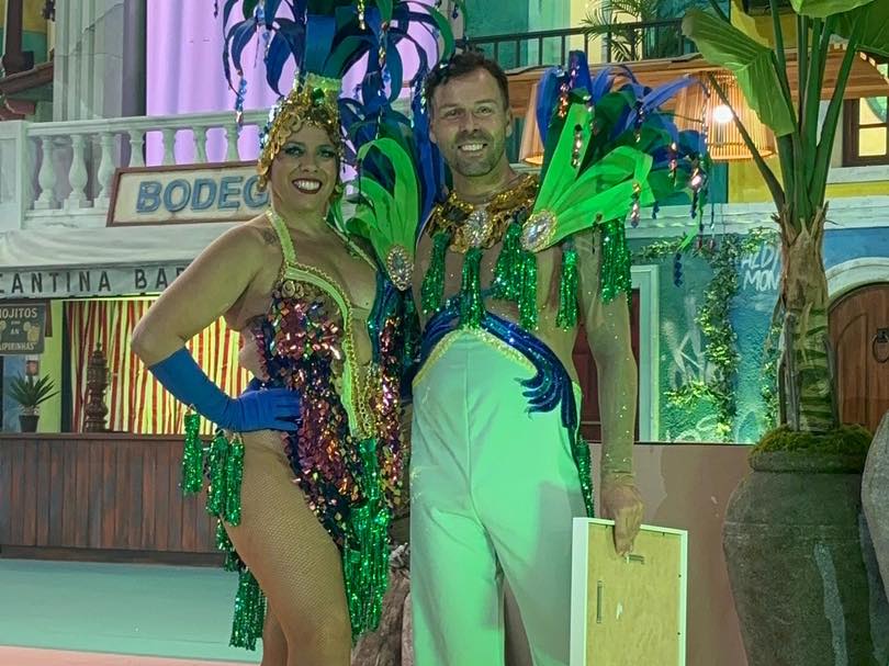 Des foules regardant le défilé du Gran Coso avec des chars colorés et des costumes sur le thème mexicain à Puerto de la Cruz.