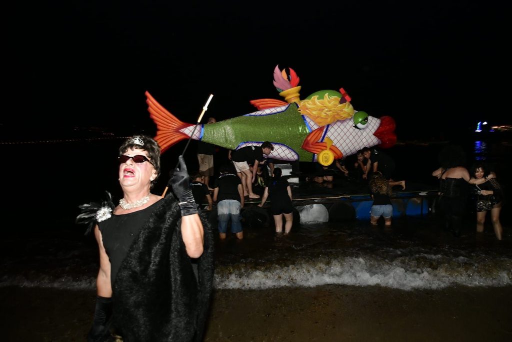 Cerimonia della sepoltura della sardina al carnevale di Las Palmas 2026, persone in costumi da vedova nera