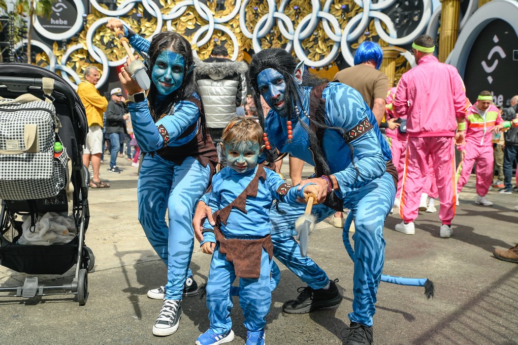 Carnevale di Las Palmas 2026 durante il giorno, famiglie in costume, Plaza de Canarias