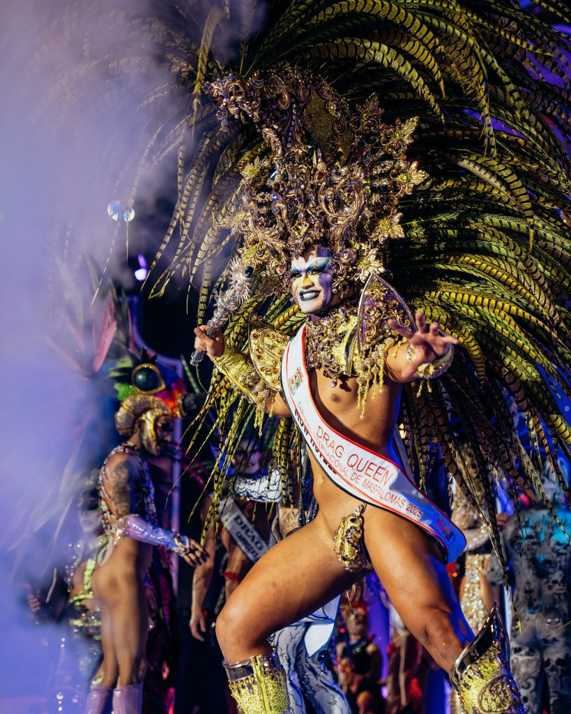 Drag Queen Gala Maspalomas 2026 performer sul palco, tema El Circo, Playa del Inglés