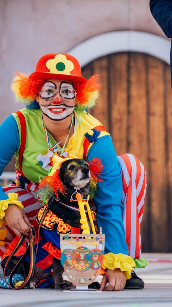 Carnaval Canino Maspalomas 2026, cani in costumi da circo, Playa del Inglés