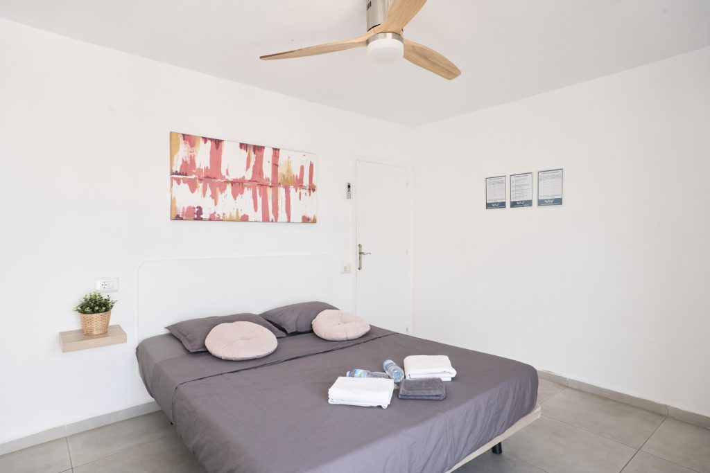 Private rooms with bathroom Cisne by Nest Hostel in Sant Antoni Ibiza