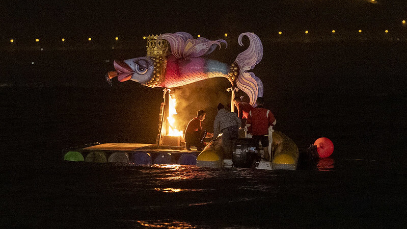 Processione del gigante sardo Entierro de la Sardina a Las Palmas 2026 verso la spiaggia