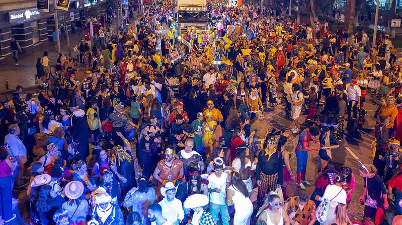 Cerimonia della sepoltura della sardina al carnevale di Las Palmas 2026, persone in costumi da vedova nera