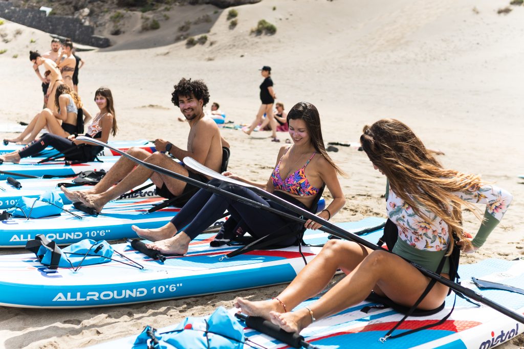 Paddleboard-Instruktor, der Anfängern die SUP-Technik in Costa Adeje, Teneriffa, beibringt.