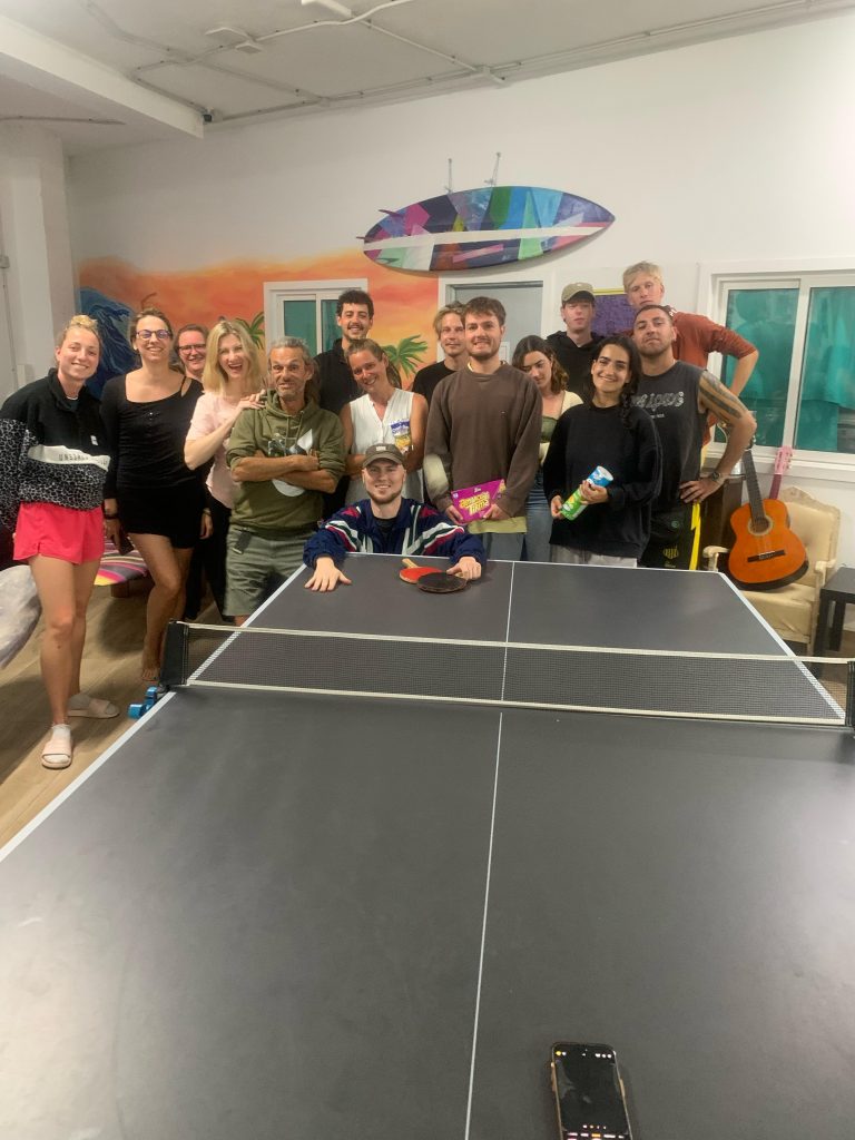 Actividad de Ping Pong en el Nest Hostel de El Medano