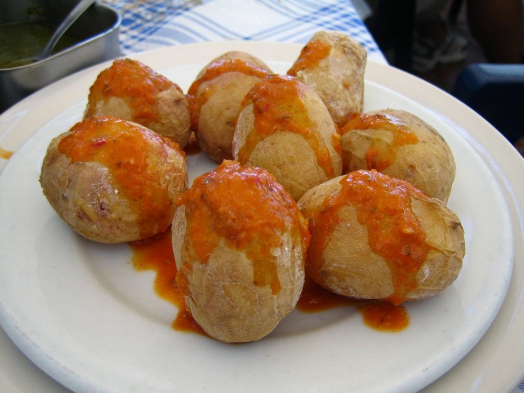 Papas arrugadas: deliziose patate tipiche delle Canarie, cotte in acqua salata e servite con mojo, una salsa aromatica. Perfette come antipasto o contorno, queste patate sono un must da assaporare durante il tuo viaggio!