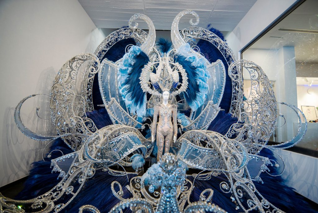 Las candidatas a reina llevan trajes que pesan entre 80-170 kg y alcanzan más de 5 metros de altura.