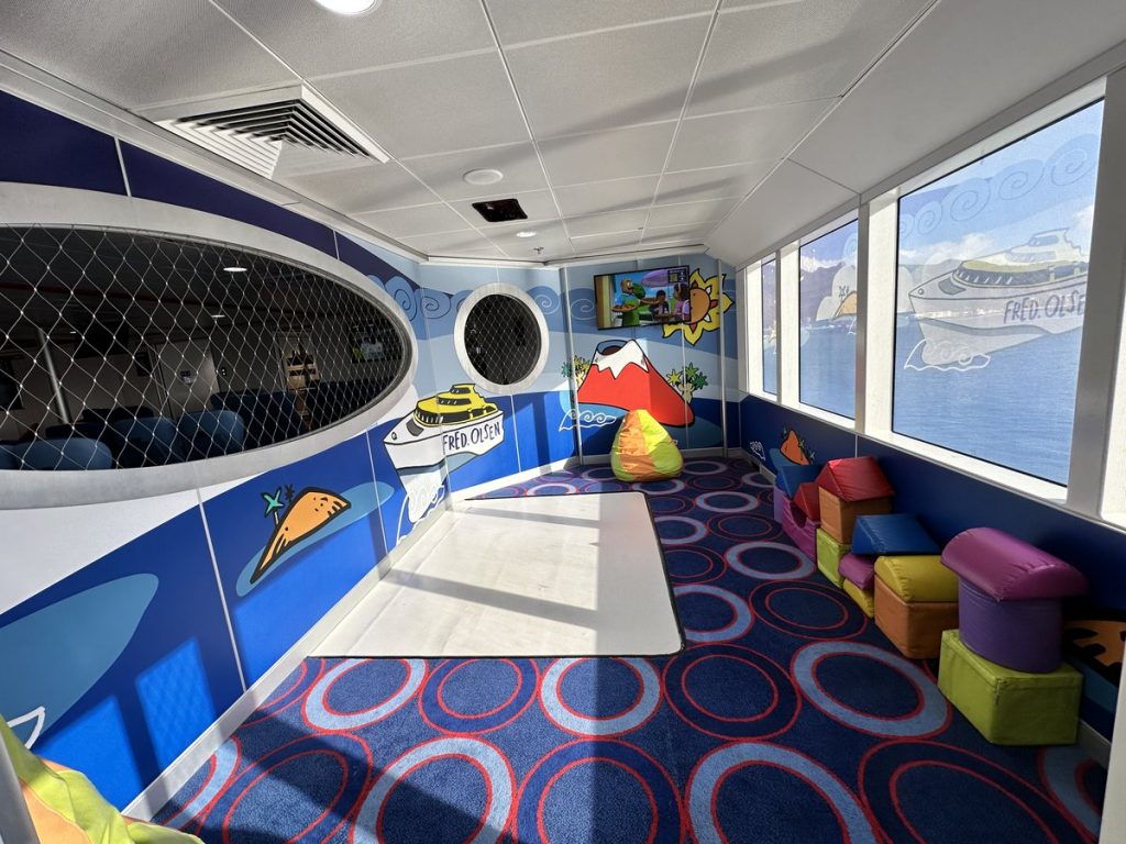 Kinder auf der Fähre Fred Olsen von Teneriffa nach Gran Canaria mit Fred Olsen