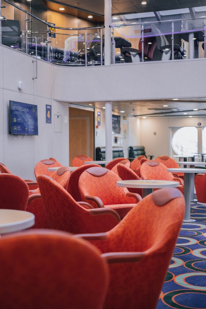 Fernseher, sehr bequeme Sessel, Coworking-Bereich, WLAN und Bar auf der Fähre Fred Olsen