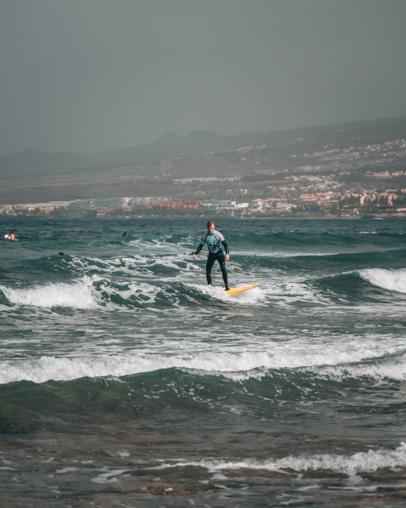 Clases de surf grupales e individuales en Tenerife