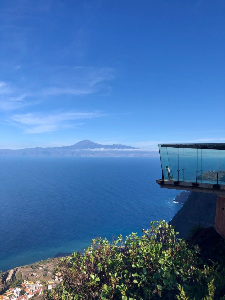 Vue de l'île canarienne de Tenerife depuis sa sœur La Gomera